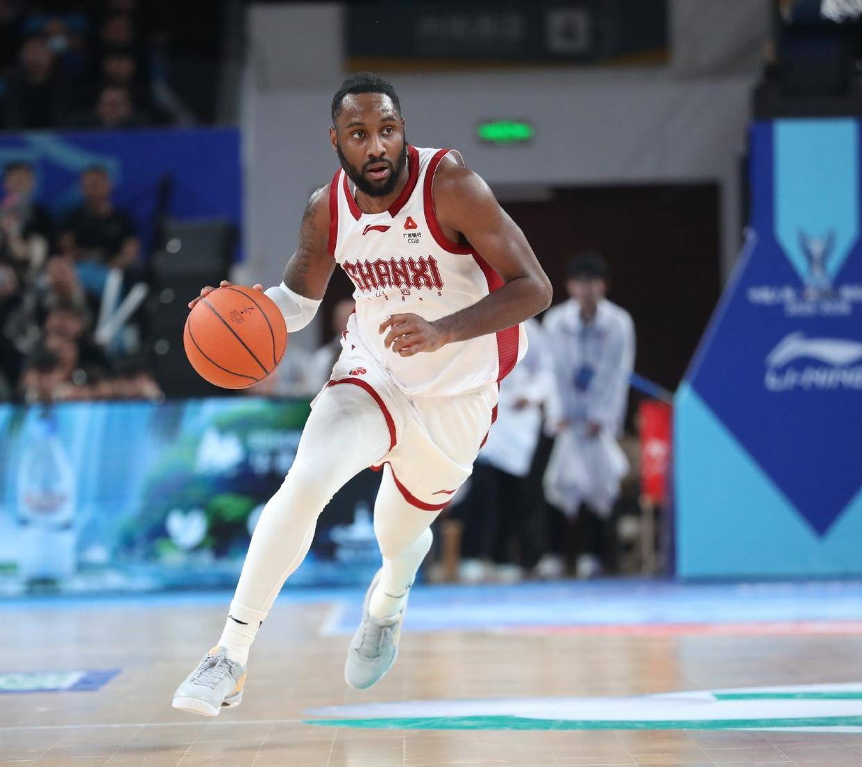 清晨塞维利亚备战CBA常规赛,迎来里程碑细节曝光,气氛紧张,阵容厚度经受考验的简单介绍 清晨塞维利亚备战CBA常规赛,迎来里程碑细节曝光,气氛紧张,阵容厚度经受考验的简单介绍